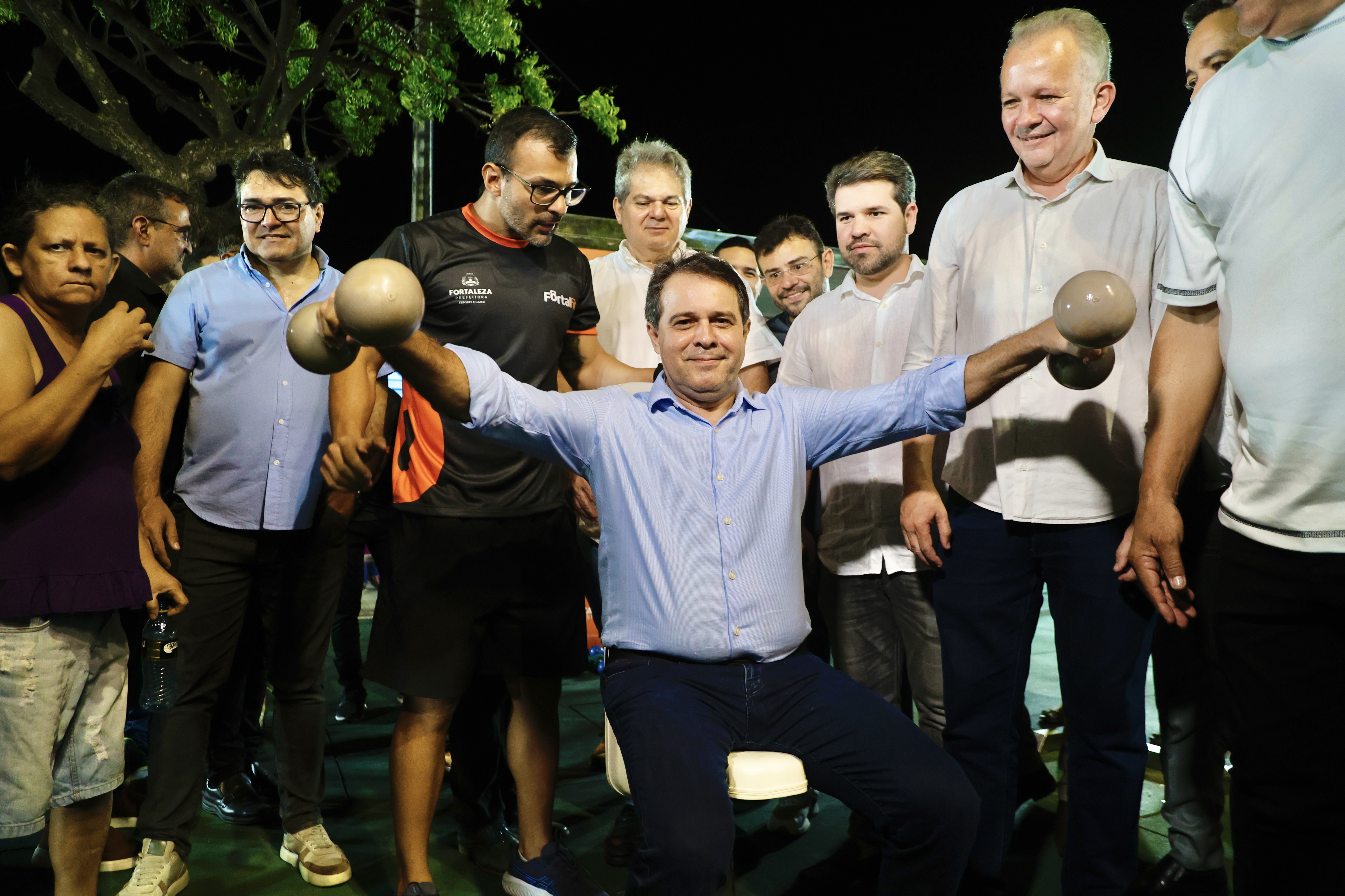 prefeito levantando dois pesos na Academia